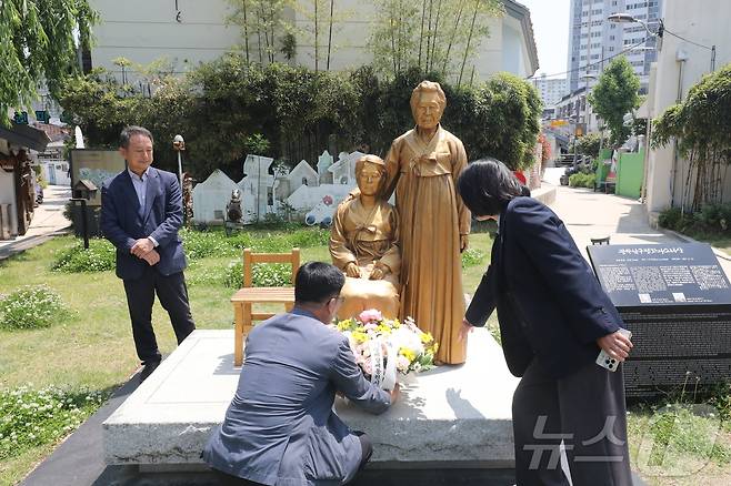 별세한 일본군 위안부 피해자 故 이옥선 할머니를 모델로 만든 광주 남구 양림동 평화의 소녀상에서 12일 일제강제동원시민모임을 비롯한 광주 남구 공직자들이 추모하고 있다. (사진은 기사 내용과 무관함) 2025.5.12/뉴스1 ⓒ News1 최성국 기자