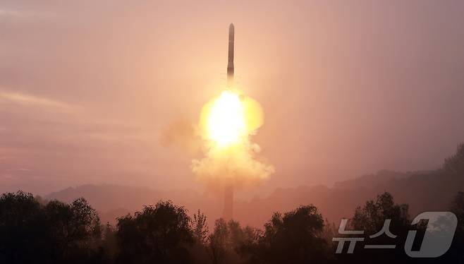 (평양 노동신문=뉴스1) = 북한 노동당 기관지 노동신문은 1일 "경애하는 김정은 동지께서 10월 31일 아침 공화국 전략무력의 절대적 우세를 영구화하는데서 획기적 이정표를 세우는 중대한 시험을 현지에서 직접 지도하시었다＂라며 전날 발사한 ICBM의 사진을 공개했다. 북한은 전날 발사한 ICBM의 이름이 '화성-19형'이며 북한의 개발한 ICBM의 '최종완결판'이라고 주장했다. [국내에서만 사용가능. 재배포 금지. DB 금지. For Use Only in the Republic of Korea. Redistribution Prohibited] rodongphoto@news1.kr