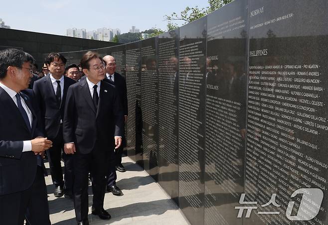 이재명 더불어민주당 대통령 후보가 14일 오전 부산 남구 유엔기념공원을 방문해 전몰자 위령탑을 살펴보고 있다.(공동취재) 2025.5.14/뉴스1 ⓒ News1 안은나 기자