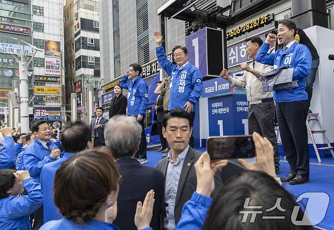 이재명 더불어민주당 대통령 후보가 민주당 험지로 꼽히는 부산·경남(PK) 지역 유세에 나선 14일 경남 창원시 상남분수광장을 찾아 지지를 호소하고 있다. (공동취재) 2025.5.14/뉴스1 ⓒ News1 안은나 기자