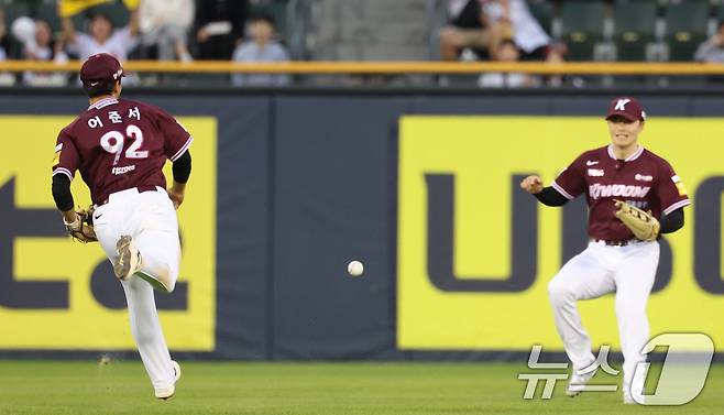 14일 서울 송파구 잠실야구장에서 열린 프로야구 '2025 신한 SOL 뱅크 KBO리그' 키움 히어로즈와 LG 트윈스의 경기 3회말 LG 공격 선두타자 박해민의 타구를 키움 수비수들이 안타를 허용 하고 있다 2025.5.14/뉴스1 ⓒ News1 김명섭 기자