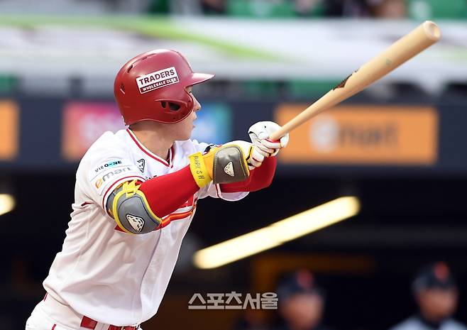SSG 박성한이 16일 인천SSG랜더스필드에서 열린 2025 KBO리그 한화와 경기 1회말 1사 3루 상황에서 한화 선발 와이스를 상대로 1타점 2루타를 치고 있다. 문학 | 박진업 기자 upandup@sportsseoul.com