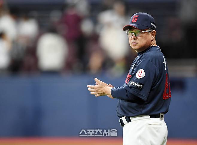 롯데 김태형 감독이 1일 고척스카이돔에서 열린 2025 KBO리그 키움과 경기에서 승리한 후 선수들에게 박수를 보내고 있다. 고척 | 박진업 기자 upandup@sportsseoul.com