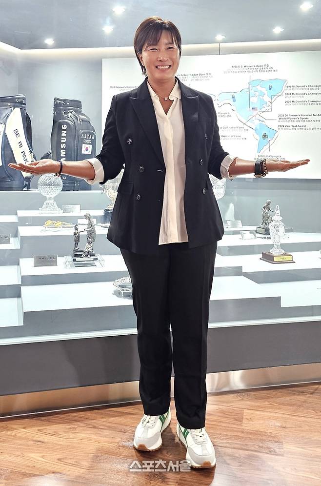 골프 레전드 박세리가 13일 SERI PAK with 용인 개관식을 개최하고 자신의 전시관 앞에서 포즈를 취하고 있다. 사진 | 장강훈기자 zzang@sportsseoul.com
