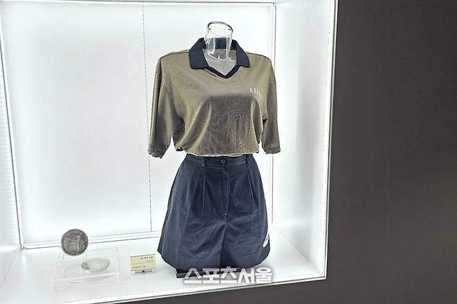 SERI PAK with 용인 2층에 마련한 박세릴 골프 전시관에 1998년 US여자오픈 우승 당시 실착 골프복이 전시돼 있다. 사진 | 장강훈 기자 zzang@sportsseoul.com