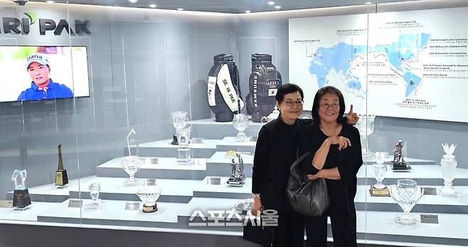 SERI PAK with 용인 개관식에 참석한 골프팬이 박세리 골프 전시관 앞에서 기념촬영하고 있다. 사진 | 장강훈 기자 zzang@sportsseoul.com