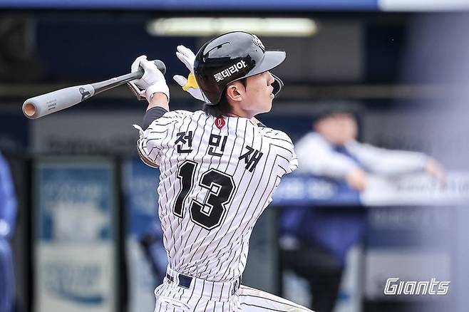 롯데 전민재가 대구삼성라이온즈파크에서 열린 2025 KBO리그 정규시즌 삼성전에서 타격하고 있다. 사진 | 롯데 자이언츠