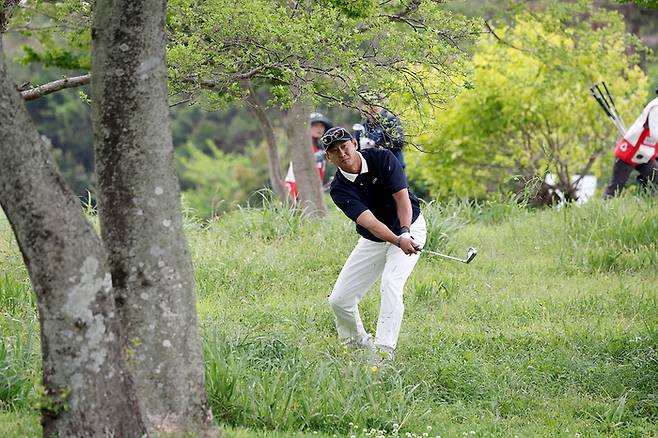 박용택이 깊은 러프에서 트러블샷하고 있다. 사진 | KPGA