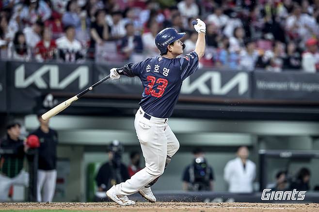 롯데 손호영이 14일 광주-기아 챔피언스 필드에서 열린 2025 KBO리그 KIA전에서 4회초 희생플라이 타점을 만들고 있다. 사진 | 롯데 자이언츠