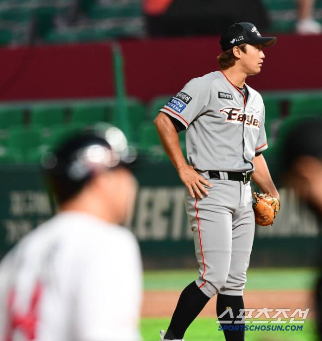 KBO리그 한화이글스와 SK와이번스의 경기가 19일 인천 SK행복드림구장에서 열렸다. 한화 투수 안영명이 SK 4회말 무사 1,3루에서 최정에게 중월 3점 홈런을 허용하고 있다. 

문학=최문영 기자  deer@sportschosun.com /2020.08.19/