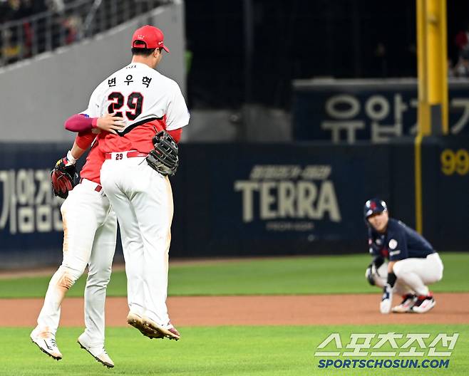 13일 광주KIA챔피언스필드에서 열린 롯데와 KIA의 경기, 9회초 2사 만루 KIA 1루수 변우혁이 롯데 레이예스의 타구를 막아내며 경기를 끝낸 후 기뻐하고 있다. 광주=허상욱 기자wook@sportschosun.com/2025.05.13/