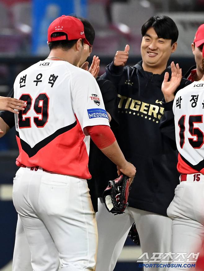 13일 광주KIA챔피언스필드에서 열린 롯데와 KIA의 경기, 9회초 2사 만루 KIA 1루수 변우혁이 롯데 레이예스의 타구를 막아내며 경기를 끝낸 후 기뻐하고 있다. 광주=허상욱 기자wook@sportschosun.com/2025.05.13/