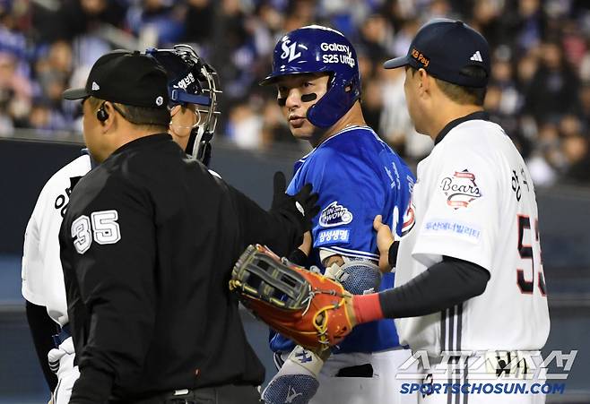 1루 베이스를 향해 달려나가던 박병호는 콜어빈의 과한 행동을 끝까지 바라봤다.