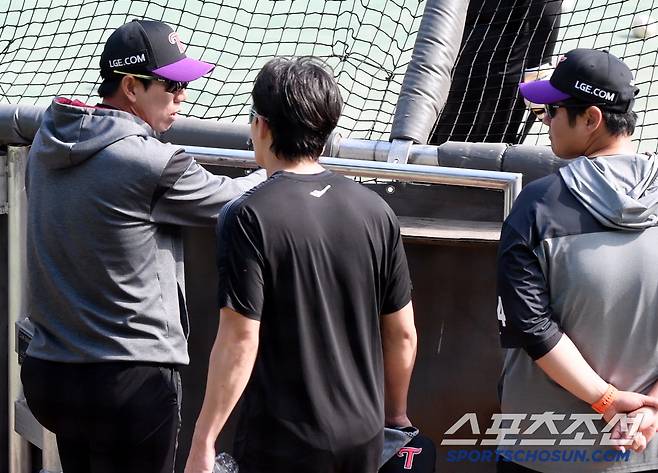 2일 서울 잠실구장에서 열린 SSG-LG전. LG 임찬규가 모창민 코치와 대화하고 있다. 잠실=정재근 기자 cjg@sportschosun.com/2025.5.2/