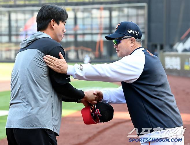 29일 대전한화생명볼파크에서 열린 LG와 한화의 경기, 한화 김경문 감독과 LG 모창민 코치가 인사를 나누고 있다. 대전=허상욱 기자wook@sportschosun.com/2025.04.29/