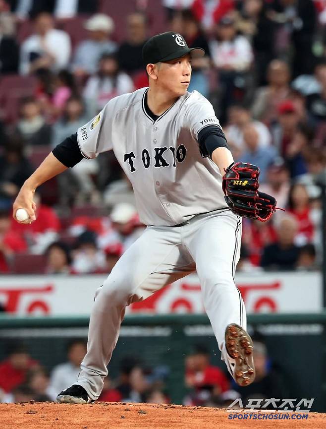 요미우리 우완 도고가 에이스의 존재감을 잃었다. 그는 13일 히로시마전에 선발등판해 5이닝 4실점했다. 올 시즌 5경기에 나가 승 없이 3패-평균자책점 8점대를 기록 중이다. 사진캡처=요미우리 자이언츠 SNS