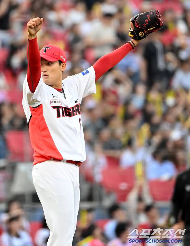 정해원의 수비에 두 팔을 번쩍 들어올린 선발투수 김도현