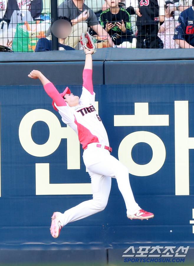 잡을 수 있을까 싶던 타구를 낚아채는 정해원의 호수비