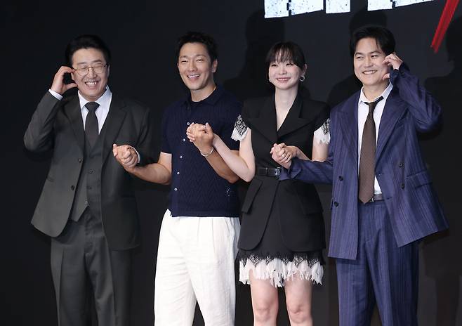 14일 서울 종로구 JW메리어트동대문스퀘어호텔에서 열린 디즈니플러스 드라마 '나인퍼즐' 제작발표회에서 배우 현봉식(왼쪽부터), 손석구, 김다미, 김성균이 포즈를 취하고 있다. 사진제공=연합뉴스 

<저작권자 ⓒ 1980-2025 ㈜연합뉴스. 무단 전재 재배포 금지, AI 학습 및 활용 금지>