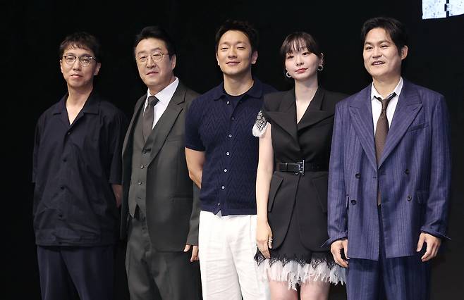 14일 서울 종로구 JW메리어트동대문스퀘어호텔에서 열린 디즈니플러스 드라마 '나인퍼즐' 제작발표회에서 윤종빈 감독(왼쪽부터), 배우 현봉식, 손석구, 김다미, 김성균이 포즈를 취하고 있다. 사진제공=연합뉴스<저작권자 ⓒ 1980-2025 ㈜연합뉴스. 무단 전재 재배포 금지, AI 학습 및 활용 금지>