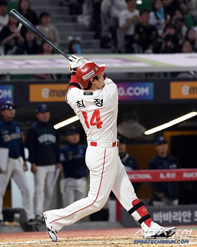 13일 인천 SSG랜더스필드에서 열린 SSG 랜더스와 NC 다이노스의 경기. 6회말 2사 1루 SSG 최정이 NC 선발 라일리 상대 투런포를 터뜨린 뒤 환호하고 있다. 인천=박재만 기자 pjm@sportschosun.com/2025.05.13/