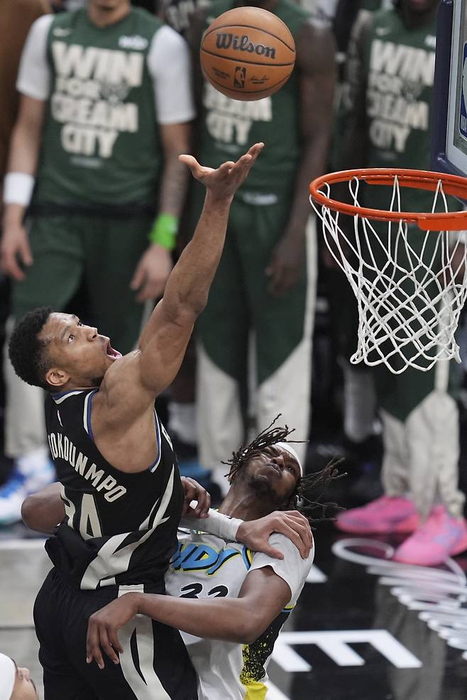 Milwaukee Bucks forward Giannis Antetokounmpo (34) shoots the ball over Indiana Pacers center Myles Turner (33) during overtime in Game 5 of an NBA basketball first-round playoff series in Indianapolis, Tuesday, April 29, 2025. (AP Photo/Michael Conroy)







<저작권자(c) 연합뉴스, 무단 전재-재배포, AI 학습 및 활용 금지>