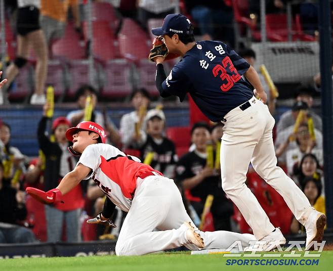 14일 광주KIA챔피언스필드에서 열린 롯데와 KIA의 경기, 7회말 2사 1루 KIA 박찬호의 안타때 1루주자 김규성이 3루로 파고들어 세이프되고 있다. 광주=허상욱 기자wook@sportschosun.com/2025.05.14/