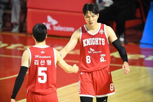 김선형(왼쪽)·안영준. ⓒKBL