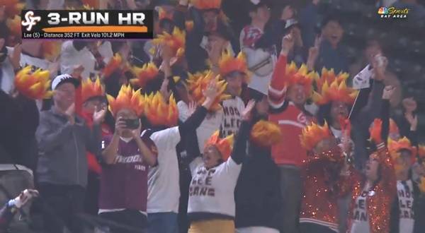 이정후의 홈런을 보고 즐거워하는 이정후 팬클럽 '후리건즈' ⓒNBC 스포츠
