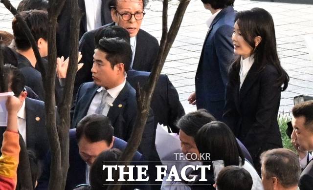 대통령직에서 파면된 윤석열 전 대통령과 김건희 여사가 11일 오후 서울 용산구 한남동 관저를 떠나 사저인 서초동 아크로비스타에 도착해 주민들의 환영을 받으며 자택으로 들어가고 있다. /임영무 기자