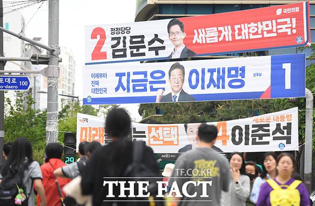 제21대 대통령 공식 선거운동 둘째 날인 13일 오후 서울 마포구 한 거리에 이재명 더불어민주당 대통령 후보와 김문수 국민의힘 대통령 후보, 이준석 개혁신당 대통령 후보의 현수막이 걸려 있다. /장윤석 기자
