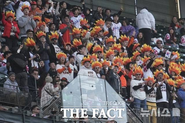 14일(한국시간) 샌프란시스코 홈구장 오라클 파크엔 이정후 팬클럽 회원들이 모여 열렬히 응원하고 있다. /샌프란시스코=AP.뉴시스