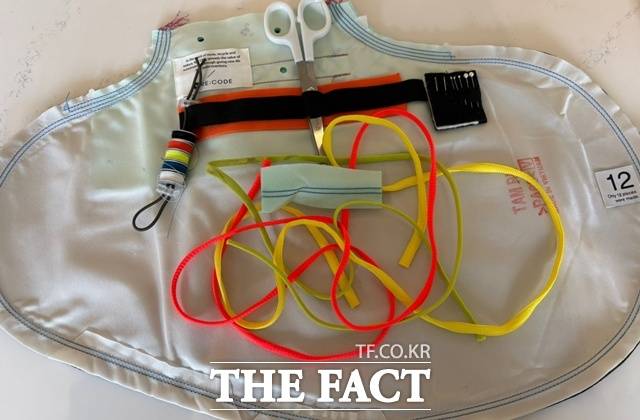 전시회에서는 에어백과 운동화끈을 활용해 나만의 키링을 만드는 '리테이블 DIY 워크숍'에 참여할 수 있다. /문화영 기자