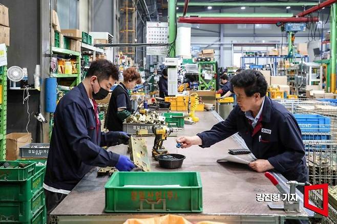 김대환 정일산업 공장장(66세·오른쪽)이 지난 12일 경기 시흥시 시화공단에 자리한 정일산업 생산공장에서 직원들의 작업을 관리하는 모습. 강진형 기자