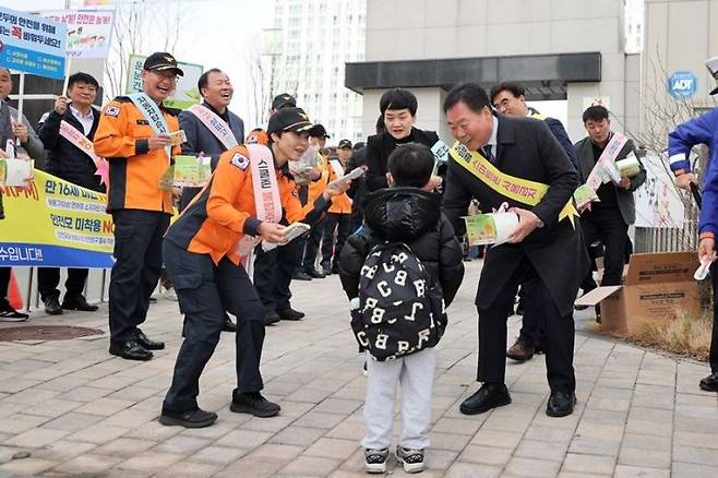 (우측)김산 무안군수가 무안행복초등학교 정문에서 어린이 교통안전 캠페인을 하고 있다. 무안군 제공