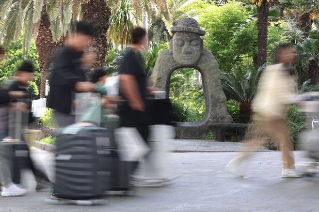징검다리 연휴를 하루 앞둔 30일 제주공항이 관광객 등 입도객으로 붐비고 있다. 연합뉴스