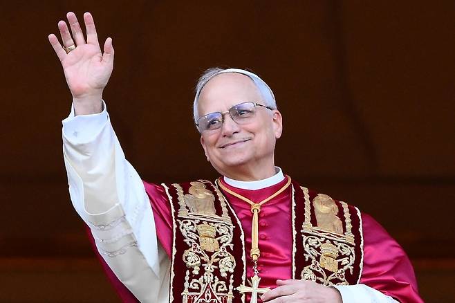 레오 14세 교황이 지난 8일 선출 직후 바티칸 성 베드로 대성당 발코니에 나타나 신자들에게 축복을 하고 있다./EPA 연합뉴스