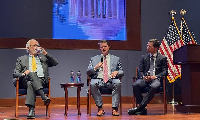 13일 인도·태평양안보연구원(IIPS)이 의회에서 주최한 행사에서 랜들 슈라이버 전 국방부 차관보(가운데)가 발언을 하고 있다. 왼쪽부터 데이비드 시어, 슈라이버, 일라이 래트너 전 차관보. /워싱턴=김은중 특파원