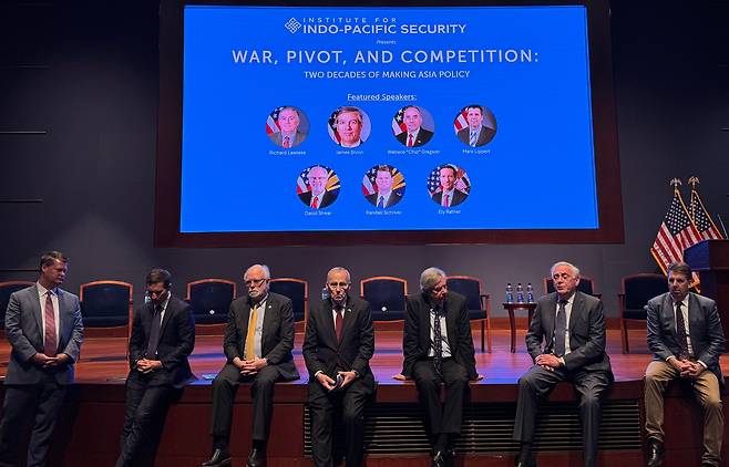 13일 인도·태평양안보연구원(IIPS)이 의회에서 주최한 행사에서 역대 4개 정부의 전직 국방부 차관보들이 언론과의 질의응답을 진행하고 있다. /워싱턴=김은중 특파원