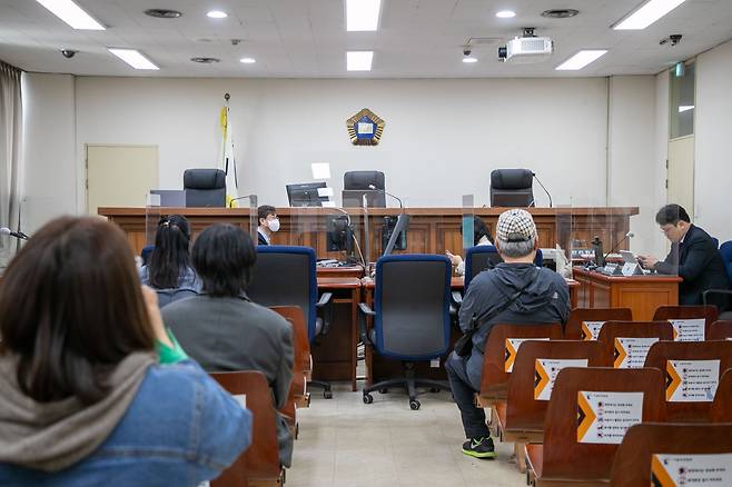 지난달 25일 오후 서울 서초구 회생법원에서 시민들이 재판 시작을 기다리고 있다. /장련성 기자