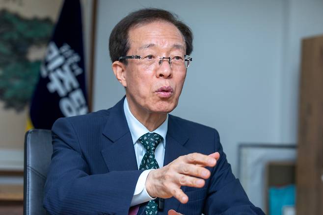 이석연 더불어민주당 공동선대위원장이 13일 서울 여의도 민주당사에서 본지와 인터뷰하고 있다.  /조인원 기자