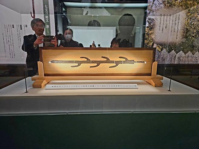 일본 나라국립박물관 특별전 마지막에 전시된 '칠지도'. 백제 왕이 일왕에게 선물한 칼이다. /허윤희 기자