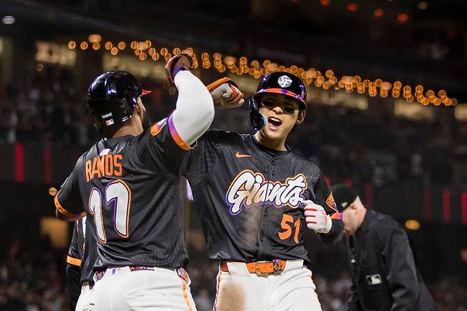샌프란시스코 자이언츠 중견수 이정후(오른쪽)가 미국 캘리포니아주 샌프란시스코 오라클파크에서 열린 8회 애리조나 다이아몬드백스를 상대로 3점 홈런을 터뜨린 뒤 좌익수 앨리엇 라모스로부터 축하를 받고 있다. /Imagn Images 연합뉴스
