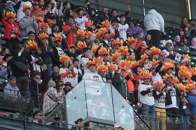 샌프란시스코 자이언츠 중견수 이정후가 3점 홈런을 터트리자 이정후의 팬클럽 '후리건스'가 불꽃 가발을 쓰고 미국 캘리포니아주 샌프란시스코 오라클파크에서 열린 애리조나 다이아몬드백스전에서 환호하고 있다. /AP 연합뉴스