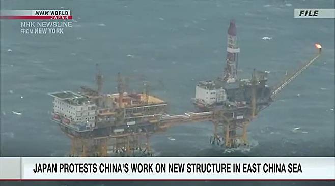 중국이 동중국해 경계 미획정 구역에 무단 설치한 구조물에 대해 일본 NHK가 14일 보도하는 장면. /NHK