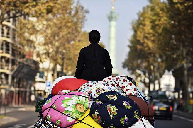 Kim Soo-ja, Bottari Truck – Migrateurs (2007). Single-channel video, color, silent, 9 minutes 17 seconds. /National Museum of Modern and Contemporary Art