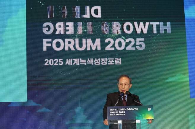 2025 세계녹색성장포럼(WGGF) 개막식에서 이명박 전 대통령이 축사를 하고 있다./포항시