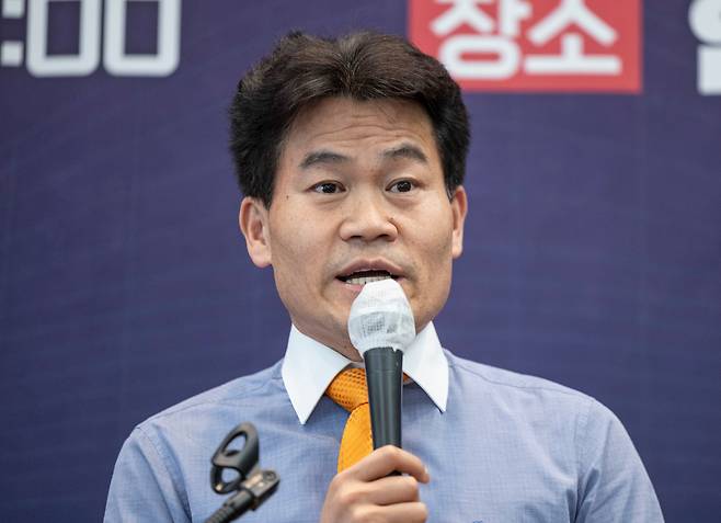 한국사 강사 전한길 씨가 지난 4월 16일 서울 중구 프레스센터 국제회의장에서 열린 '국민이 국민을 지킨다! 국민수사대 출범식'에 참석해 축사하고 있다. /연합뉴스