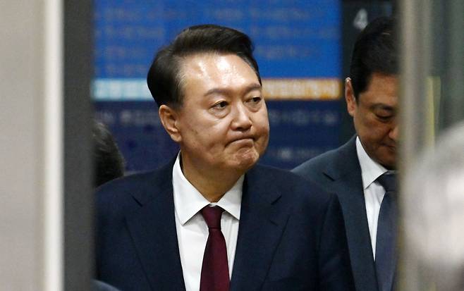 12·3 비상계엄 사태와 관련해 내란 우두머리 혐의 등으로 기소된 윤석열 전 대통령이 12일 서울 서초구 서울중앙지방법원에서 열린 3차 공판을 마친 뒤 법원을 나서고 있다. /뉴스1