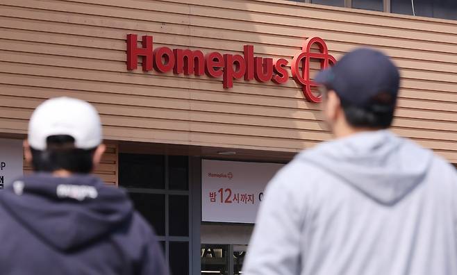 서울의 한 홈플러스 매장 앞으로 시민이 이동하고 있다. /뉴스1